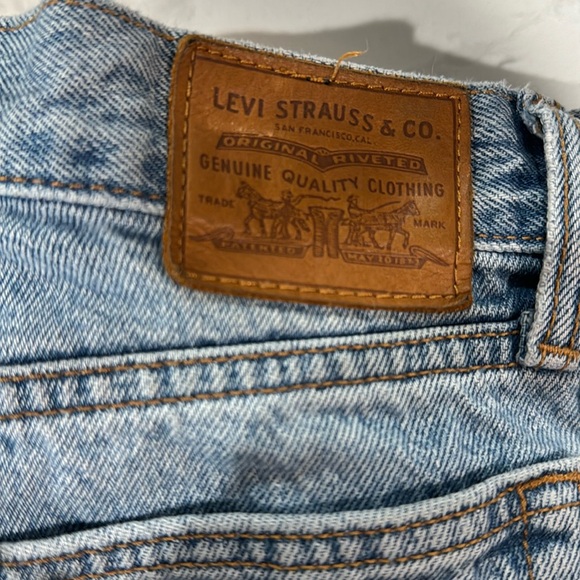 Crop levi jeans with a small stain on the back - Picture 6 of 6
